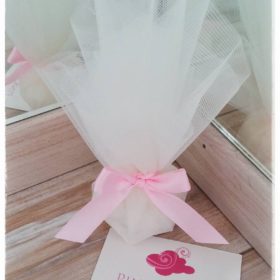 τούλινη μπομπονιέρα γάμου με σατέν κορδέλα φιόγκο ροζ